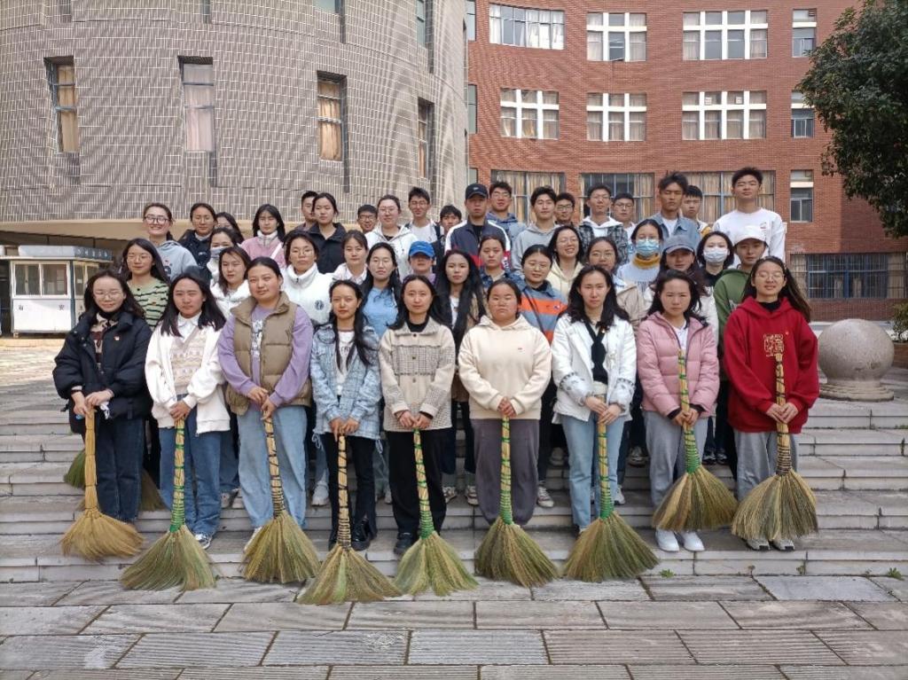 91资源
学生第二党支部开展 “传承雷锋精神 砥砺奋斗青春”主题党日活动